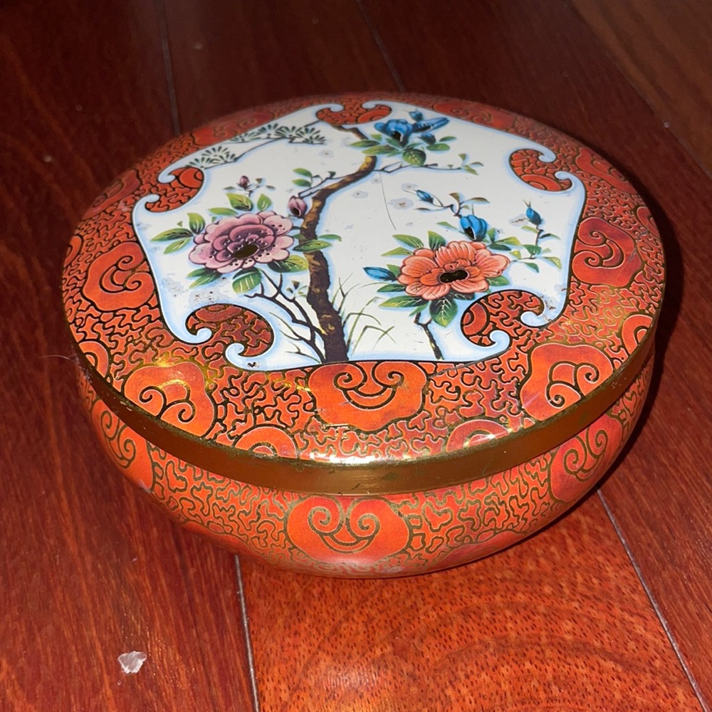 Vintage Daher Decorated Ware England Floral small
Round Tin Container 5inch